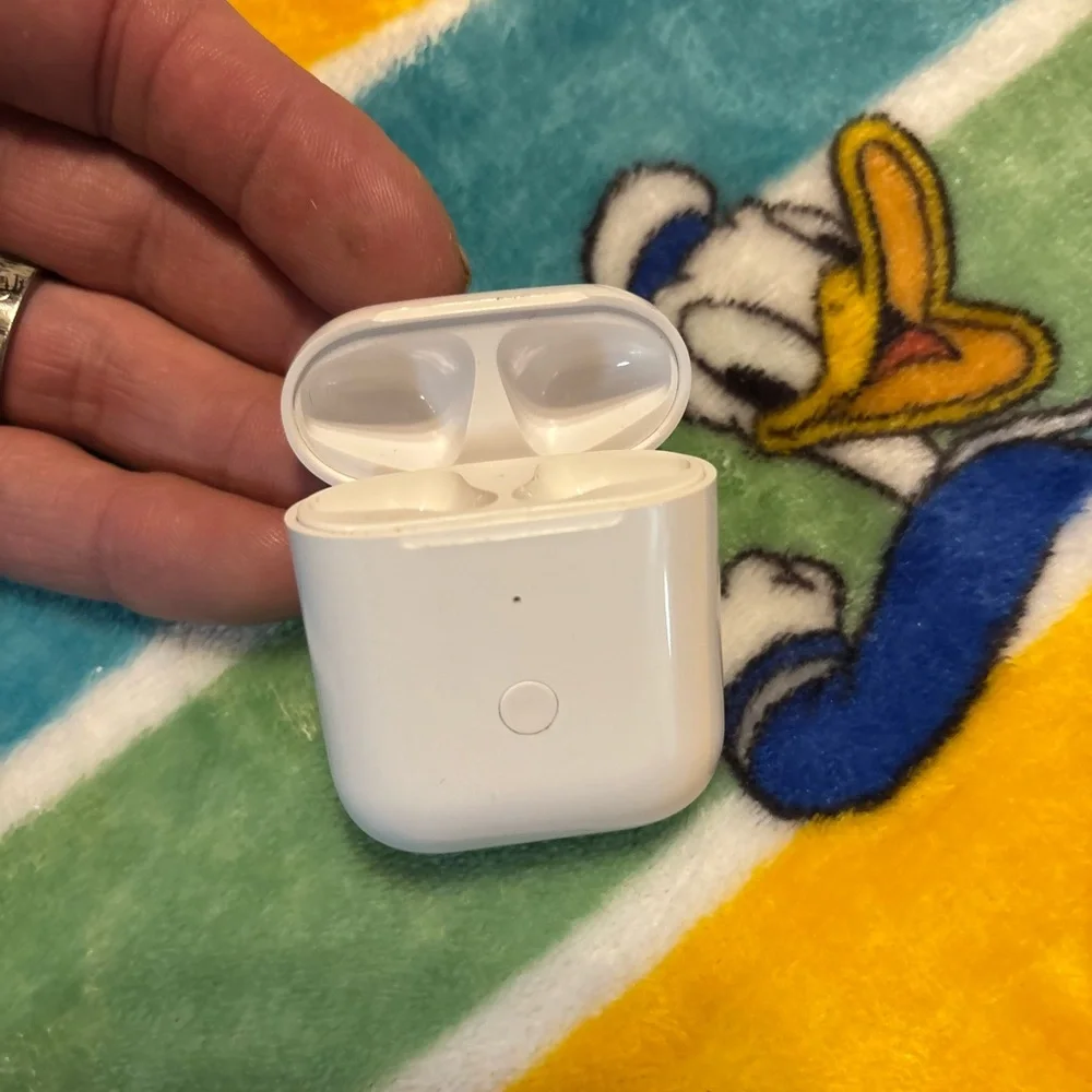 White Wireless Charging Case for Apple AirPods - Compatible Headset Charger